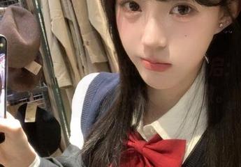 吃瓜天堂的传送门开启：手握照片，嘴里咽口水，真刺激。