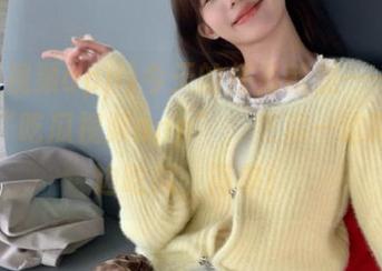 今天的任务就是——下载这款“吃瓜视频app”，然后一边聊天一边吃瓜，简单！